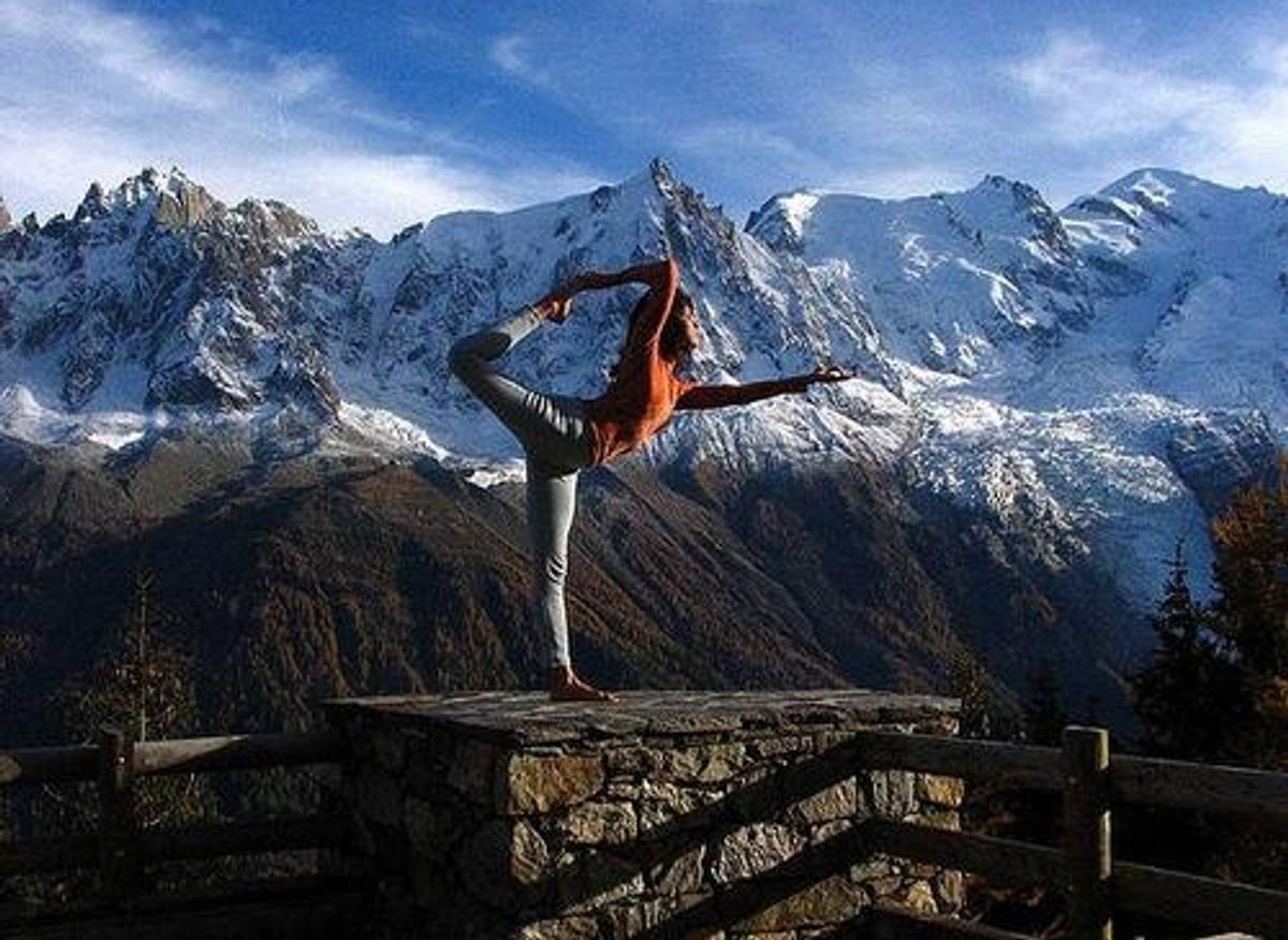 Mountain dance. Йога в горах фото. Гималайская женщина.