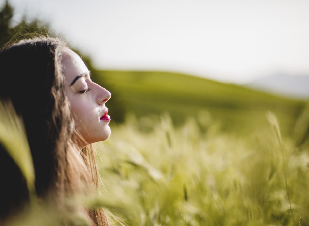 Feel beautiful. Женщина в траве. Woman grass in mouth.