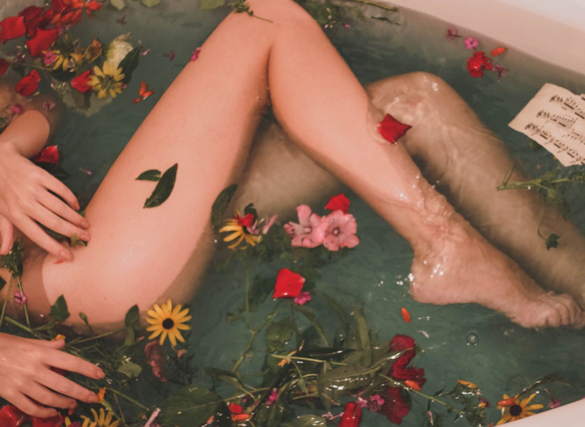 Archétype féminin de mai : l’Amoureuse et le rituel du bain