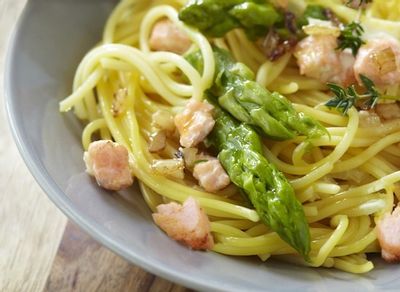 Spaghettis printaniers aux asperges vertes et saumon sans gluten