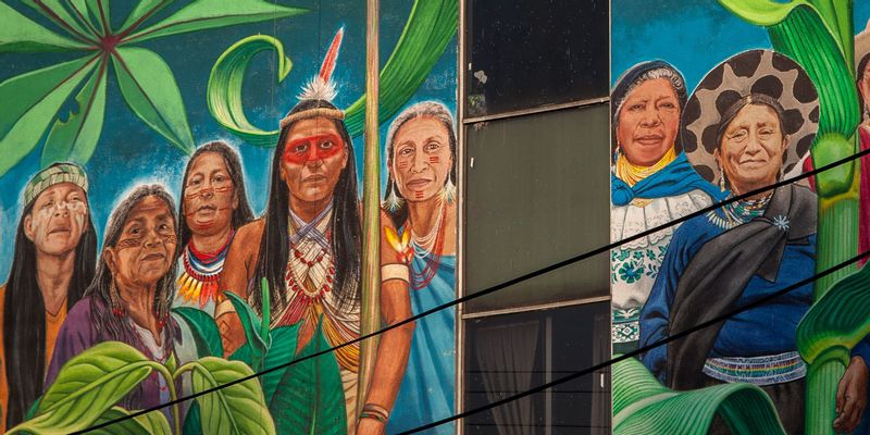 Street art engagé : “les femmes qui protègent la Terre” par Mona Caron