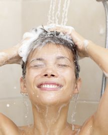 femme cheveux shampoing douche 