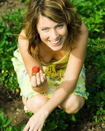 femme fraise jardin heureuse