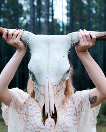 femme crâne vache rituel