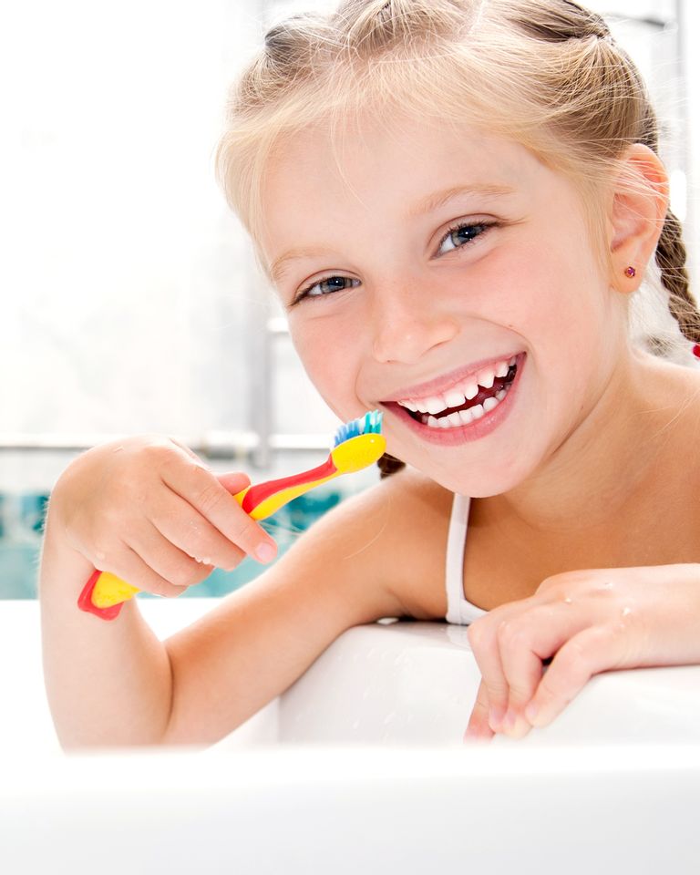 Enfant fille dentifrice brosser dents