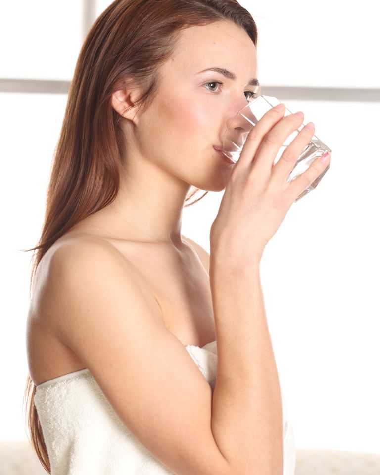 femme boire eau verre 