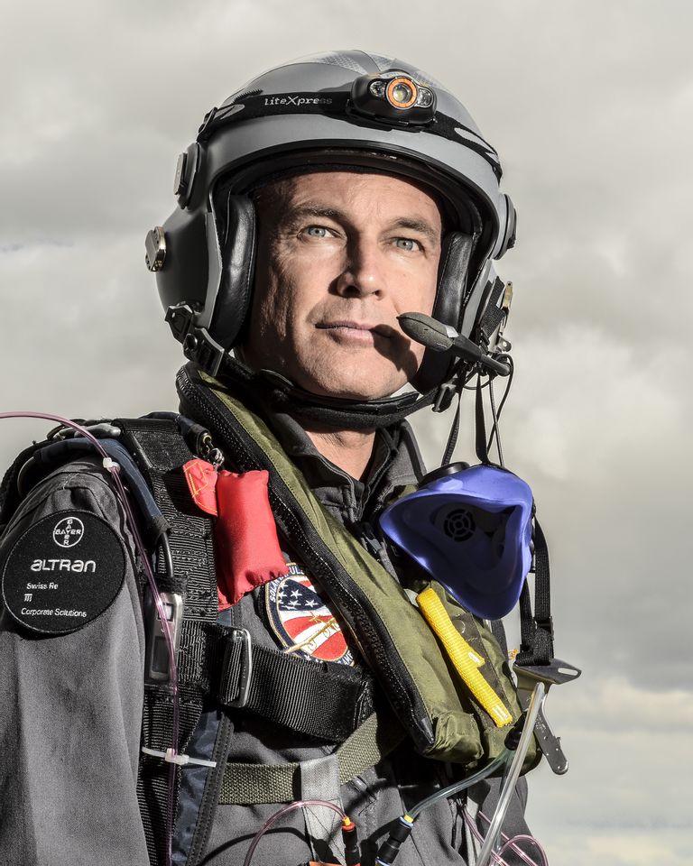 Bertrand Piccard en tenue de pilote de Solar Impulse