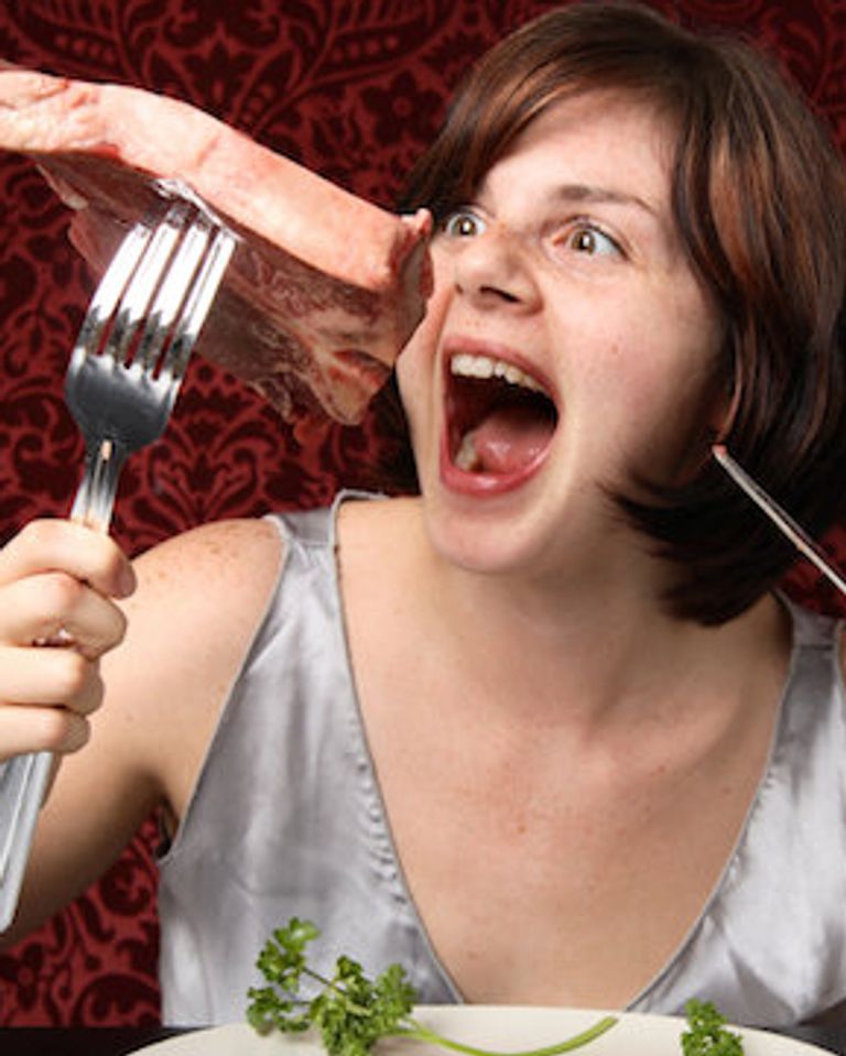 femme mange viande