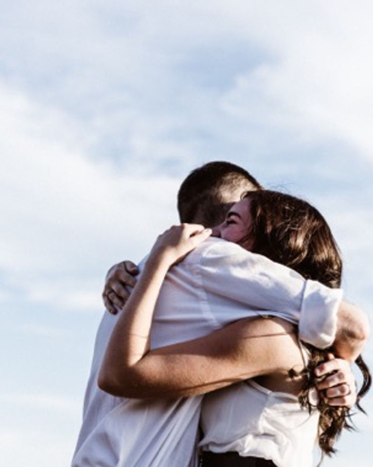 Hug calin empathie couple 