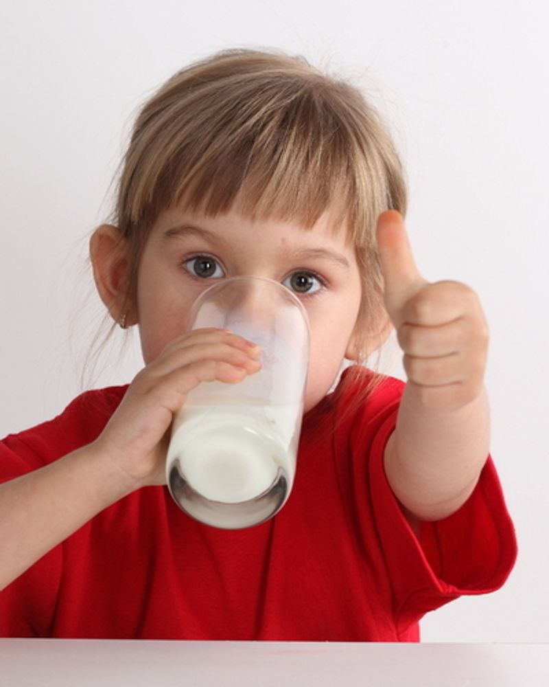 enfant boisson lait