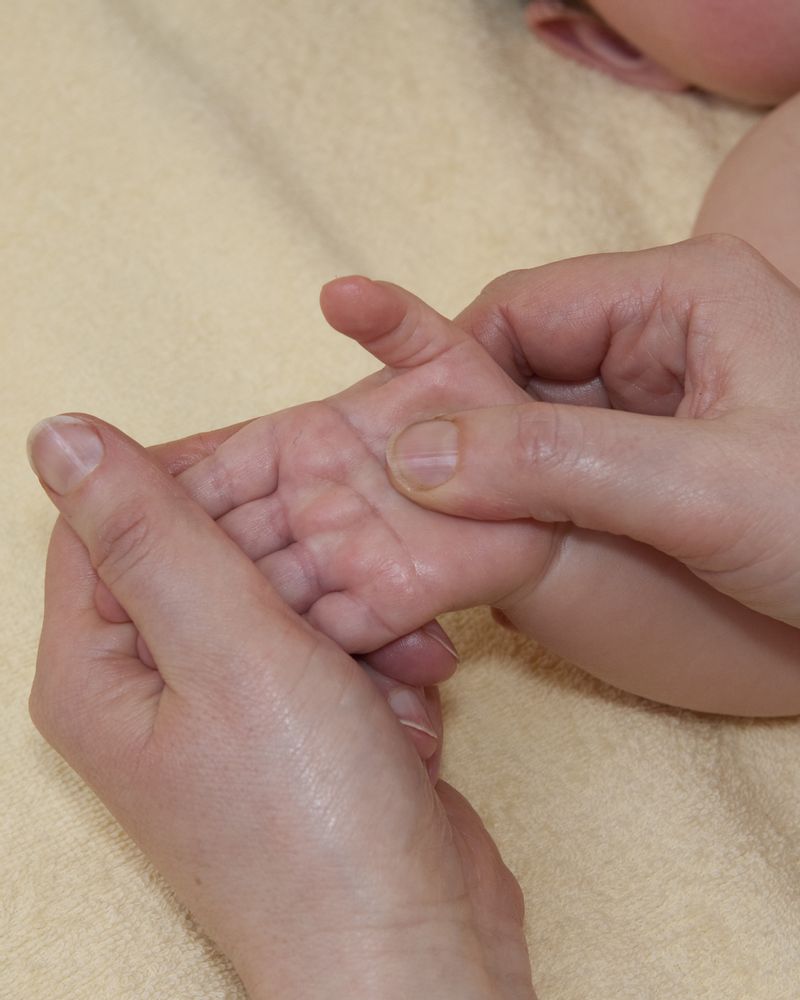 Massage main bébé Weleda