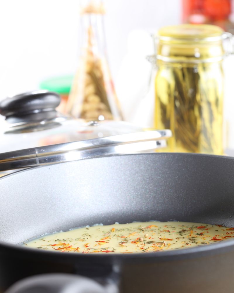 poele cuisine manger omelette