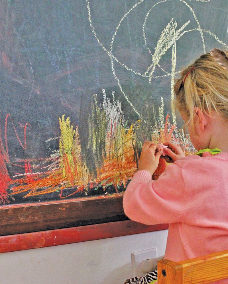 Des touches de confiance : La peinture comme outil pour les enfants en —