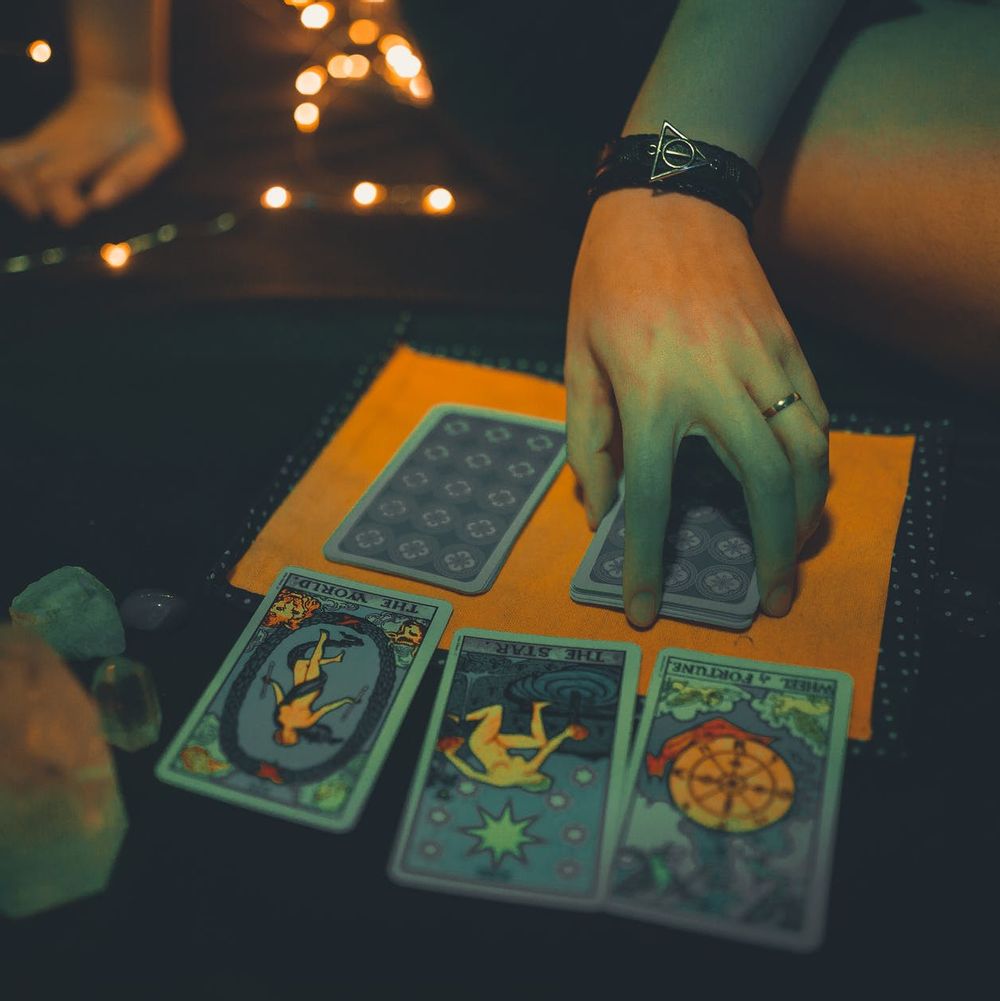 Les trois dimensions du tarot de Marseille : divinatoire, alchimique,  psychologique