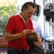 Charley Assoun, coiffeur bio, dans son salon Biocoiff