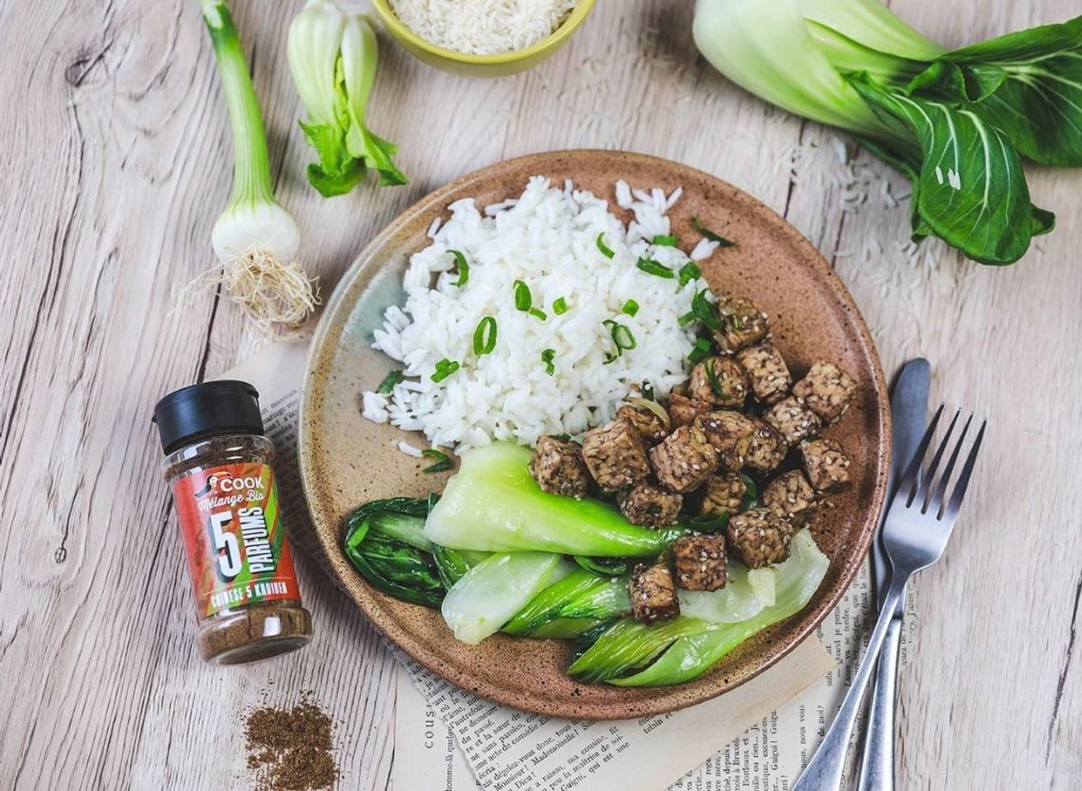Tofu ou tempeh grillé aux 5 parfums, pak choï et riz parfumé FemininBio