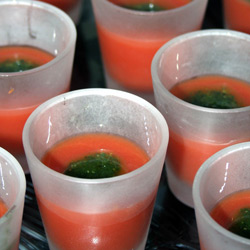 Gaspacho de tomate au pesto de noisettes caramélisées