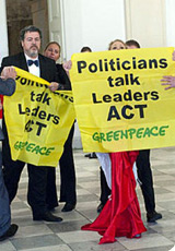 Greenpeace tire à boulets verts sur le gouvernement