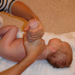 Masser les bras de bébé